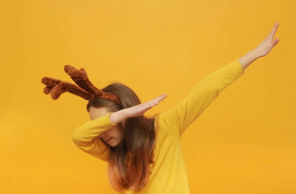 Забавная Девочка Оленьими Ушами Позирующая Жёлтом Фоне Рождественские Праздники — стоковое фото