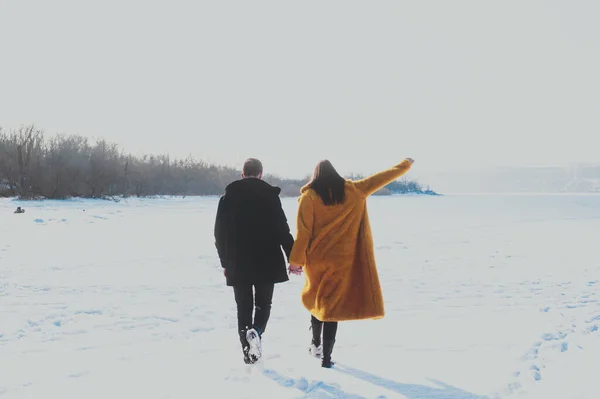 Couple Walking Winter Park — Stock Photo, Image