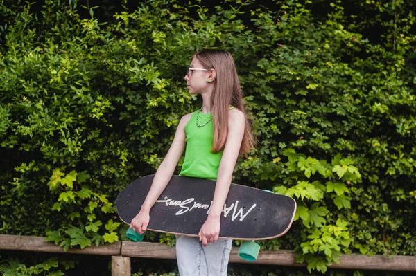 Mladá Dívka Skateboard Slunný Den Parku — Stock fotografie