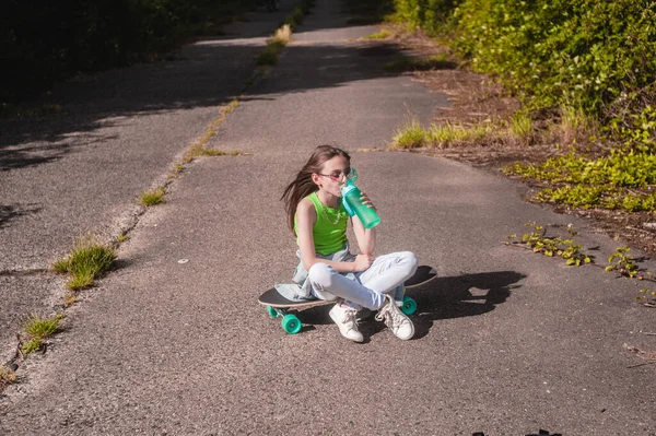 Mladá Dívka Skateboard Slunný Den Parku — Stock fotografie