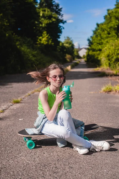 Gadis Muda Dengan Skateboard Nya Pada Hari Yang Cerah Taman — Stok Foto
