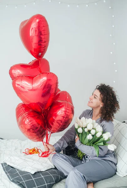 Ευτυχισμένη Γυναίκα Μπαλόνια Και Λουλούδια Την Ημέρα Του Αγίου Βαλεντίνου — Φωτογραφία Αρχείου