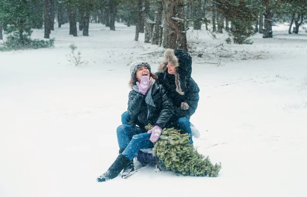 Young Couple Love Hugging Having Fun Winter Park — Zdjęcie stockowe