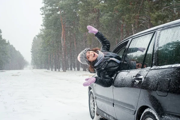 Beautiful Young Woman Car Winter Forest — 스톡 사진