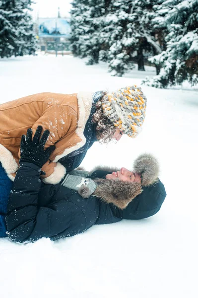 Happy Young Family Love Playing Snow Winter Park — Zdjęcie stockowe