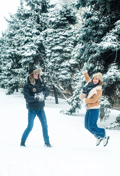 Happy Young Family Love Playing Snow Winter Park — Zdjęcie stockowe