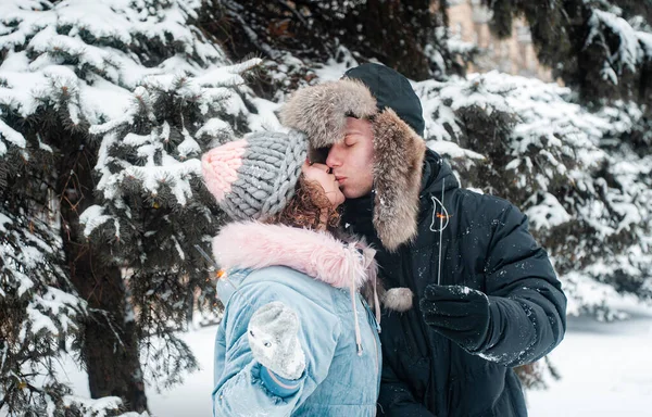 Happy Young Family Love Playing Snow Winter Park — Foto Stock