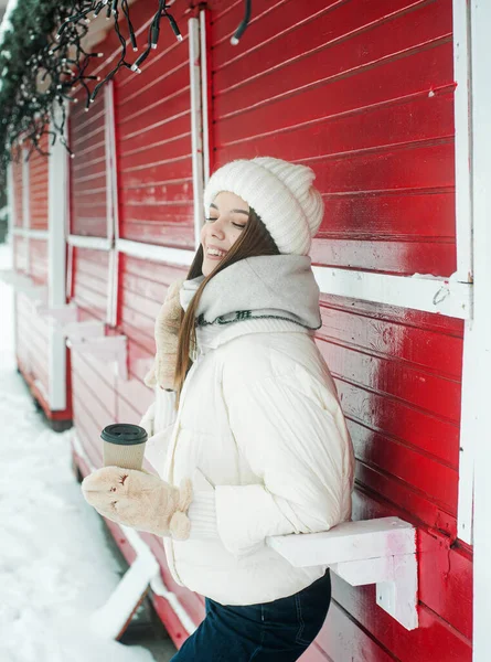 Молода Красива Жінка Зимовому Одязі Каву Відкритому Повітрі — стокове фото