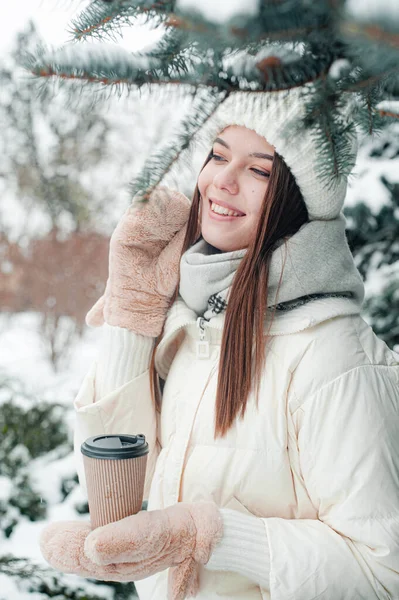 Молода Красива Жінка Зимовому Одязі Каву Відкритому Повітрі — стокове фото