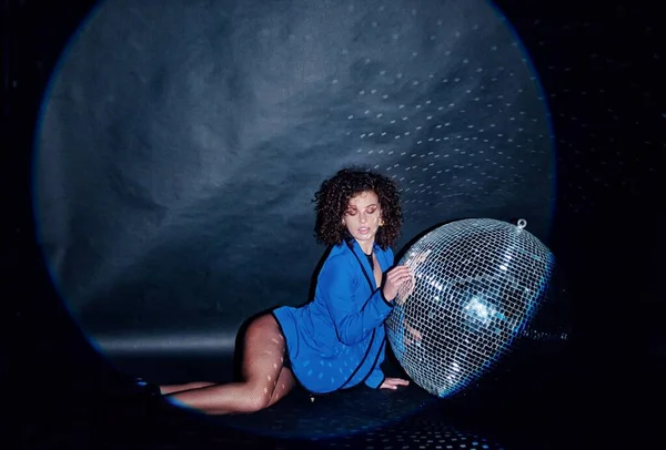Beautiful Young Woman Curly Hair Black Body Holding Disco Ball — Stockfoto