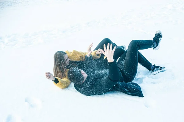 Happy Couple Playing Snow Ice — Zdjęcie stockowe