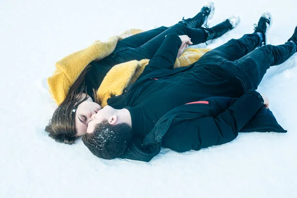 Happy Couple Playing Snow Ice — Zdjęcie stockowe