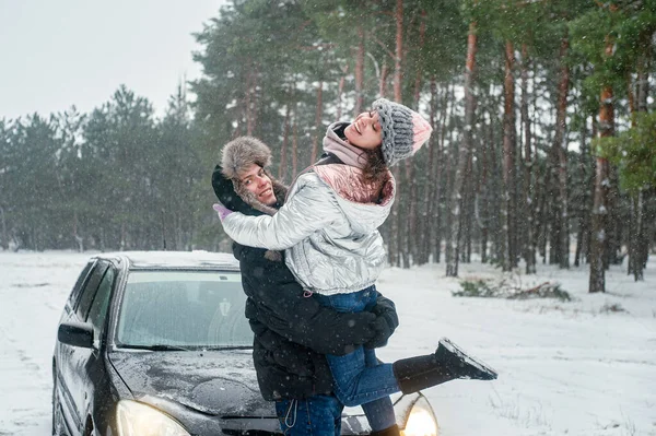 Happy Young Family Love Playing Snow Winter Park — Zdjęcie stockowe