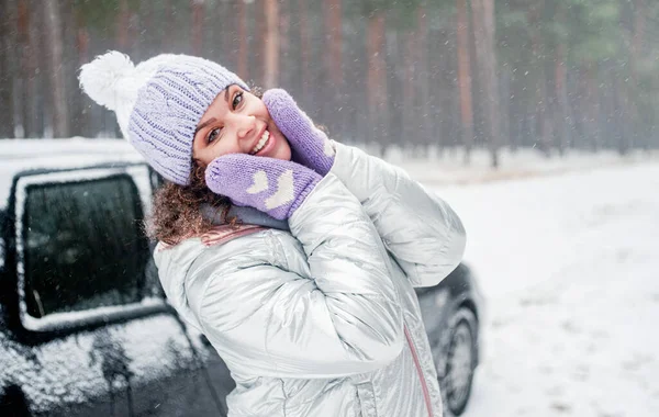 Beautiful Young Woman Car Winter Forest —  Fotos de Stock