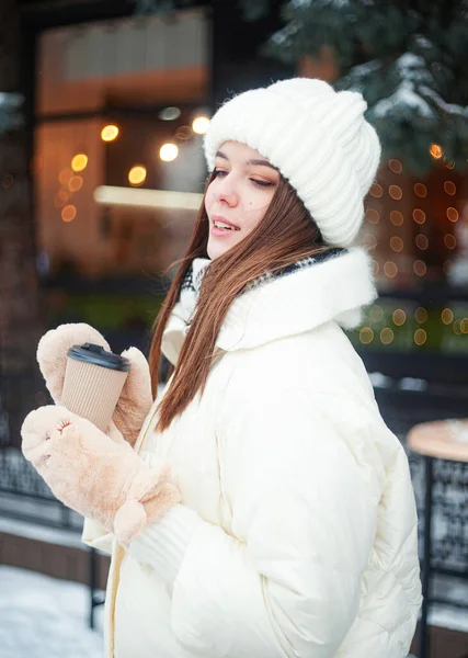 Γυναίκα Χειμωνιάτικα Ρούχα Πίνοντας Καφέ Έξω — Φωτογραφία Αρχείου