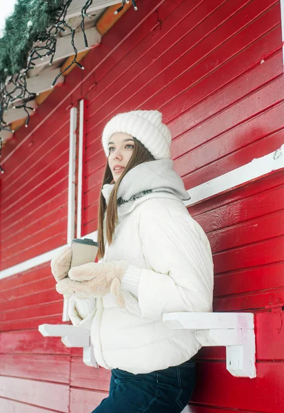 Жінка Зимовому Одязі Каву Відкритому Повітрі — стокове фото