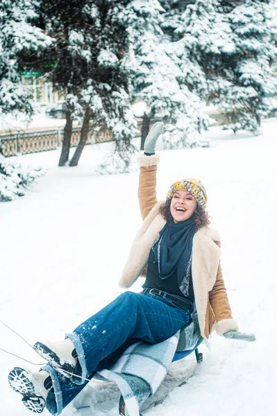 Молода Жінка Зимовому Парку — стокове фото