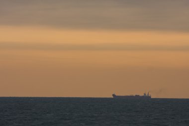 kargo gemisi gün batımında