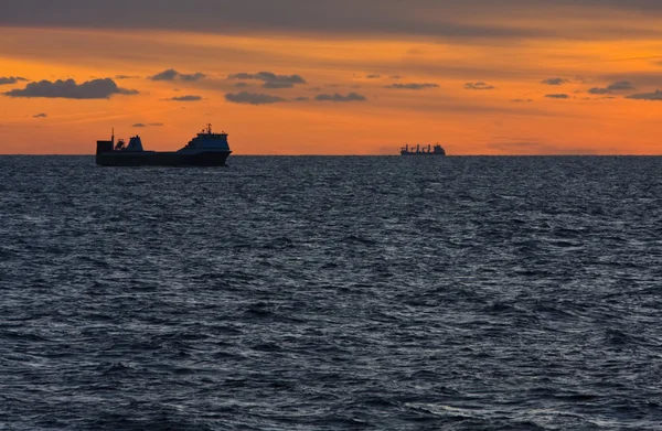 Dos buques mercantes en marcha al atardecer — Foto de Stock