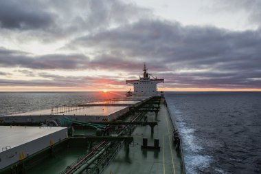 Kargo gemisi günbatımında devam etmekte