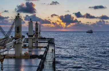 Kargo gemisi günbatımında devam etmekte