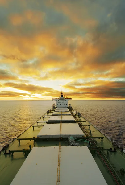 Frachtschiff bei Sonnenuntergang unterwegs — Stockfoto