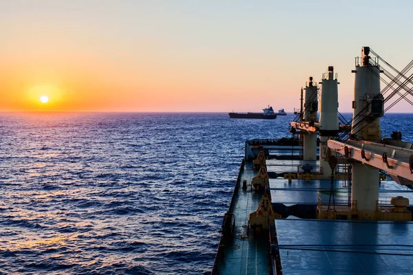 Frachtschiff bei Sonnenuntergang unterwegs — Stockfoto