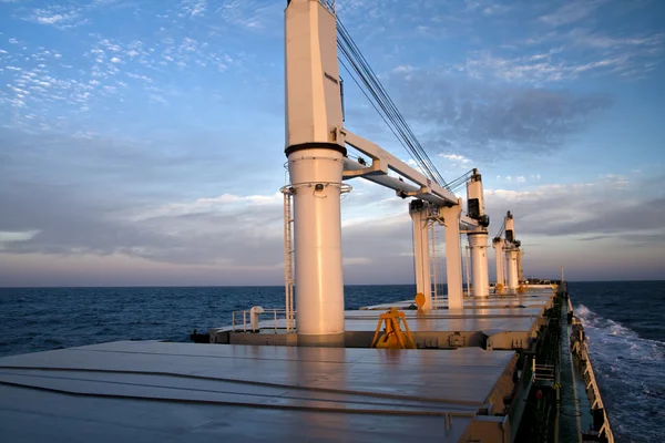 Frachtschiff unterwegs — Stockfoto