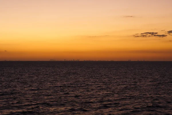 Nave anclada durante la puesta del sol — Foto de Stock