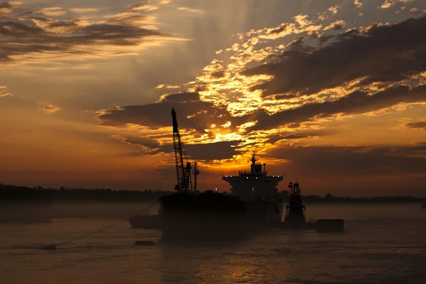 Nave all'ancora durante il tramonto — Foto Stock