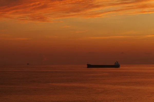 Nave all'ancora durante il tramonto — Foto Stock