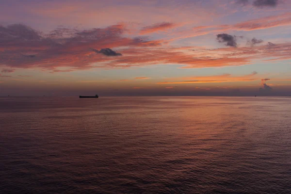 Nave all'ancora durante il tramonto Immagine Stock