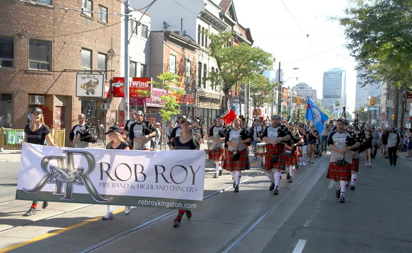 Pipe band en highland dansers — Stockfoto