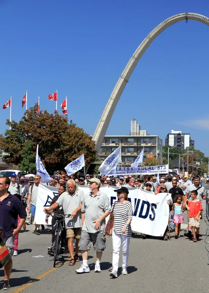 Toronto'da yürüyen işçiler — Stok fotoğraf