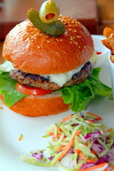 Burger und Krautsalat — Stockfoto