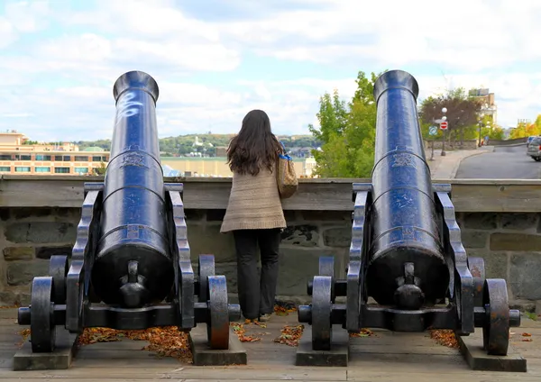 Woman Between Two Cannons — Stock Photo, Image