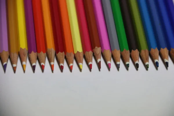 Hübsche Buntstifte Mit Verschiedenen Farben — Stockfoto