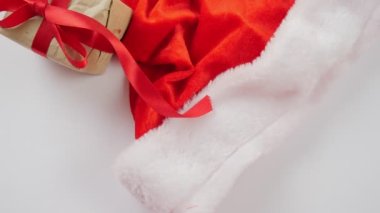 Noel Baba şapkası ve hediye. Noel ve Yeni Yıl. Bayramlık Noel kartı. Yukarıdan görüntüle.