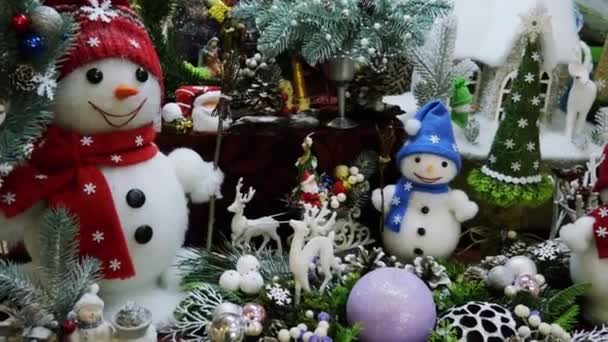 Kerstsneeuwpoppen. Kerstversiering. Spar takken en ballen. Herten — Stockvideo