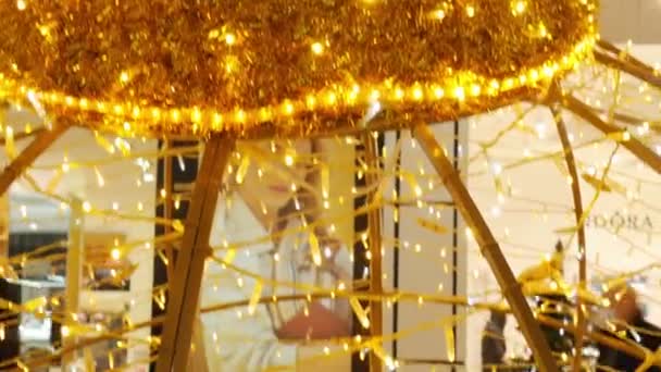 Рождественский фон с рождественскими украшениями. Санта шляпа и подарок. Праздничная рождественская открытка. Присутствует. Деревья. 4K — стоковое видео