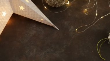 Noel için hazırlanıyorum. Beyaz el yapımı süveter, hediye, Noel için dekorasyon. Noel zamanı. Advent takvimi