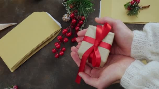 Vorbereitung Auf Weihnachten Weißer Handgemachter Pullover Geschenk Dekoration Für Weihnachten — Stockvideo