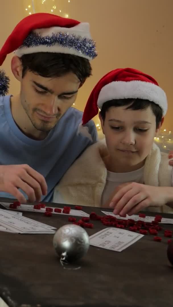 Retrato Niño Feliz Con Sombrero Santa Claus Con Bengalas Navidad — Vídeos de Stock