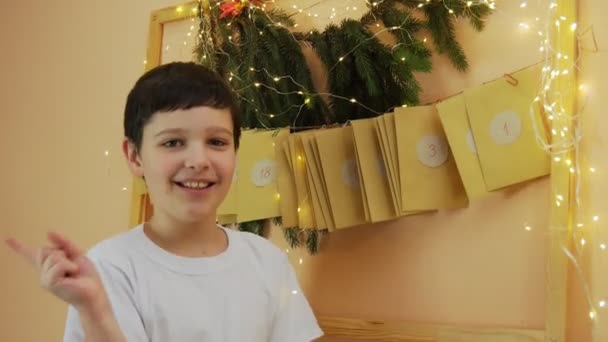 Adventskalender Cadeaubereiding Handgemaakt Ambachtelijke Enveloppen Cadeaudecoratie — Stockvideo
