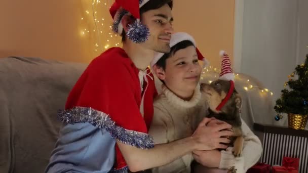 Due Ragazzi Felici Stanno Festeggiando Natale Cappello Babbo Natale Luci — Video Stock