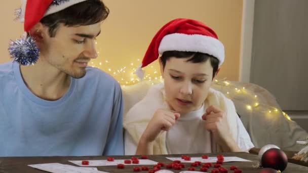 Πορτρέτο Δύο Τύποι Παίζουν Ένα Παιχνίδι Για Χριστούγεννα Επιτραπέζια Χριστούγεννα — Αρχείο Βίντεο