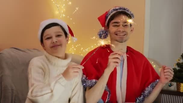 Zwei Glückliche Freunde Mit Wunderkerzen Silvester Einrichtungsgegenstände Lebensstil Jungs Die — Stockvideo