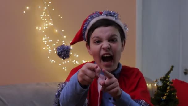 一个戴着圣诞老人帽子的男孩正在跳舞 玩得很开心 圣诞节 在Clos Up的男孩的肖像 — 图库视频影像