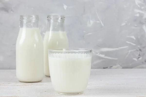 Köstliche Frische Milch Auf Grauem Holzgrund Ein Glas Frische Milch — Stockfoto