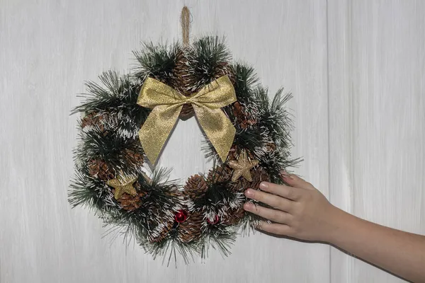 Einer Weißen Tür Hing Ein Adventskranz Das Kind Hält Seine — Stockfoto